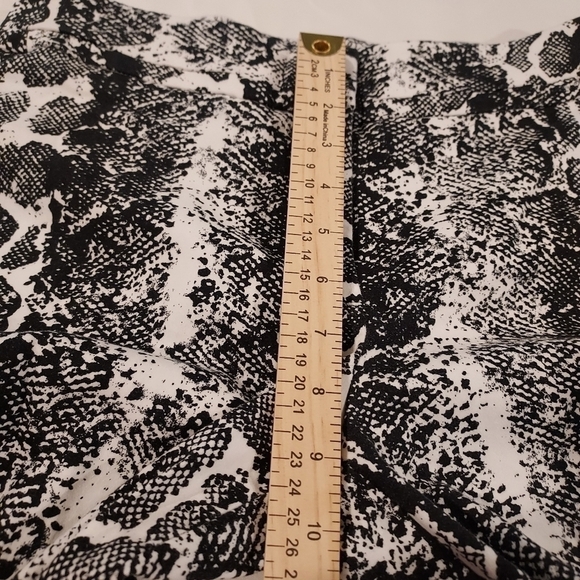 PETER NYGARD snakeskin print Ankle Pants Size 6 Black & Wh… - Picture 8 of 13
